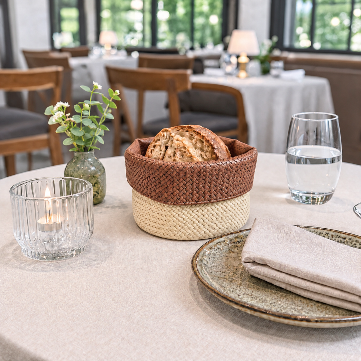 Panière à pain ronde effet tissu, fabriquée à la main dans le nord de la France. Facile à laver, idéale pour restaurants, hôtels et cafés.