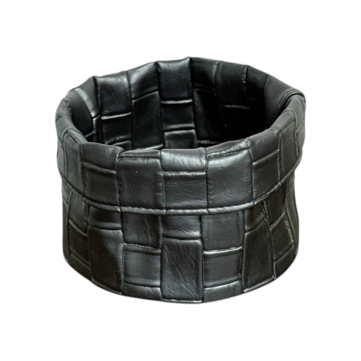 Panière en similicuir imperméable, facile à nettoyer, idéale pour un usage quotidien.