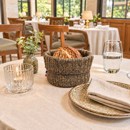 Panière à pain ronde effet tissu, fabriquée à la main dans le nord de la France. Facile à laver, idéale pour restaurants, hôtels et cafés.