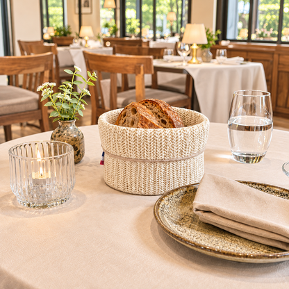 Panière à pain ronde effet tissu, fabriquée à la main dans le nord de la France. Facile à laver, idéale pour restaurants, hôtels et cafés.