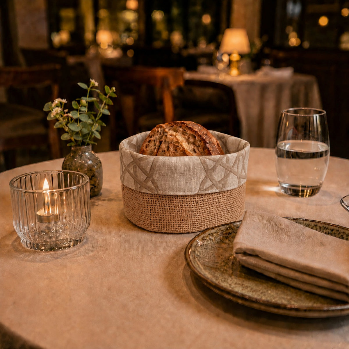 Panière à pain ronde en jute et similicuir imperméable, fabriquée à la main. Facile à entretenir, idéale pour restaurants, hôtels et cafés.