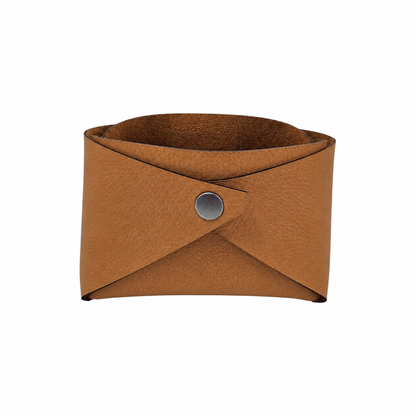 Panière en similicuir imperméable, facile à nettoyer, idéale pour un usage quotidien.
