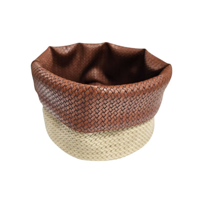 Panière à pain ronde effet tissu, fabriquée à la main dans le nord de la France. Facile à laver, idéale pour restaurants, hôtels et cafés.