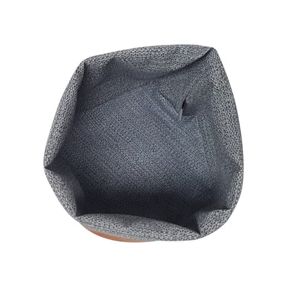 Panière en similicuir imperméable, facile à nettoyer, idéale pour un usage quotidien.