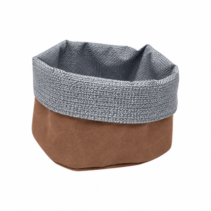 Panière en similicuir imperméable, facile à nettoyer, idéale pour un usage quotidien.